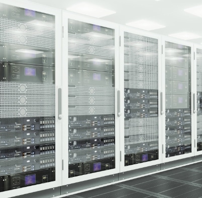 Ein Serverraum in dem mehrere Serverschränke nebeneinander stehen.