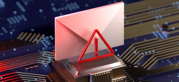 Auf einer Hauptplatine eines Computers steht ein Brief - davor ist ein rotes Rufzeichen als Spam Warnung zu sehen.